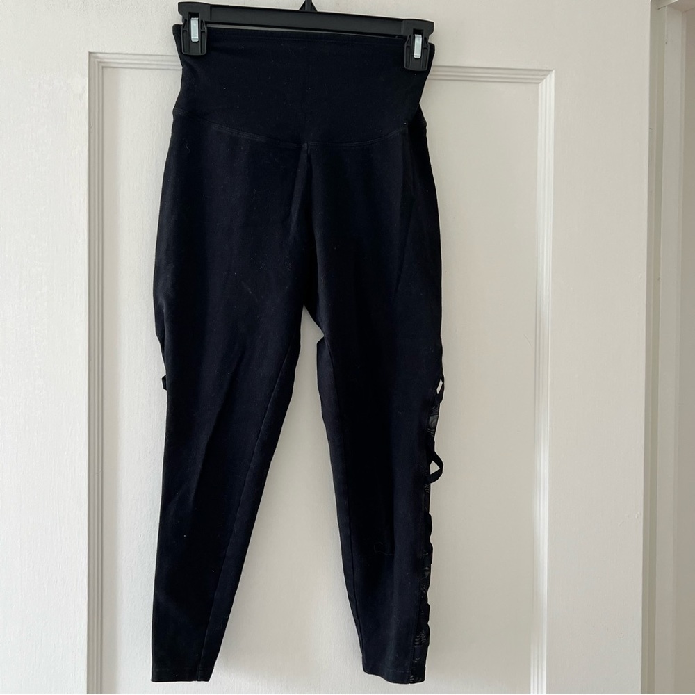 ⭐️ Yummie Black Highwaisted Cropped Criss Cross Laced Leggings Size Small EUC